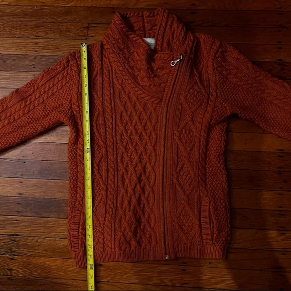 Irish Merino Wool Sweater with Claddagh charms - Picture 10 of 12